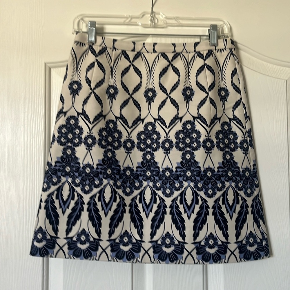 J Crew skirt, size 0 measuring 19” long. Navy/cream A line skirt.
